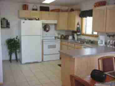 Fully equipped kitchen, including microwave, dishwasher, ice maker, etc.