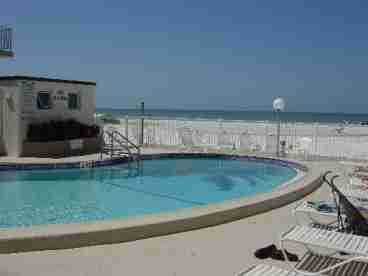 THE POOL AT CARLOS AND KONA ARE DIRECTLY ON THE BEACH.
LISTEN AND ENJOY THE GULF.
