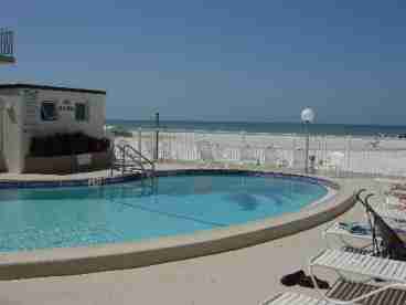 THE POOL AT CARLOS AND KONA ARE DIRECTLY ON THE BEACH.
LISTEN AND ENJOY THE GULF.
