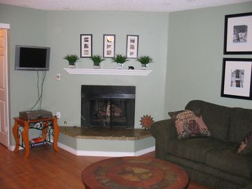 Flat-screen cable TV, gas fireplace, queen sleeper sofa