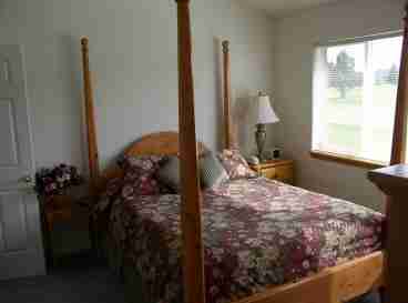 Master bedroom for your Oregon golf vacation at Eagle Crest Resort