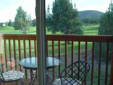 MBrm private deck for your Oregon golf vacation at Eagle Crest Resort