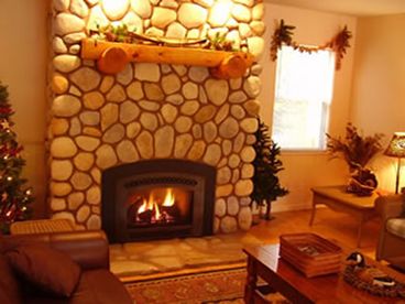 Riverwood Lodge - Living Room with River rock Fireplace and Log Mantle - Sonoma County/Healdsburg, CA - California Lodging