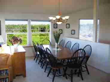 Whether preparing breakfast for two, or serving a feast for the whole family, you will find the oak dining area most accommodating.
