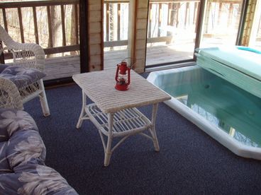 Screened in porch w/hot  tub