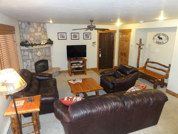 Living Room area with plenty of seating, 40 Inch HDTV, Blue-Ray Player!