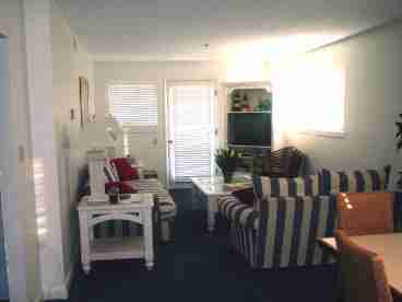 The livingroom,balcony off this area