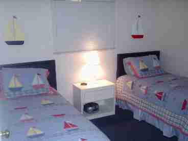 Guest bedroom 2 twin beds