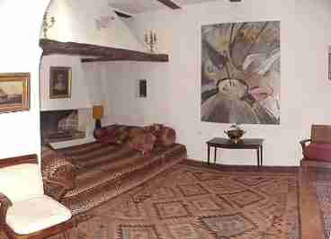 The living room is composed of two volumes divided by arches. The hall and dinning area on one side, the Tv corner (chill out) and sofa area on the other.