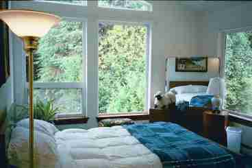 Gracious Guest Room Accomodations with Vaulted Ceilings, Cathedral Windows, Plush Carpet & Mirrored Wardrobe Doors