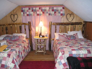 Upstairs Bear Room- 2 queen beds- 1 single