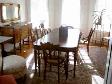 Gracious Large Sunny Dining Area for Family Meals 