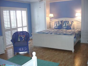 The master suite has a king bed, TV/DVD player, private bath with soaking tub, and access to the oceanfront deck