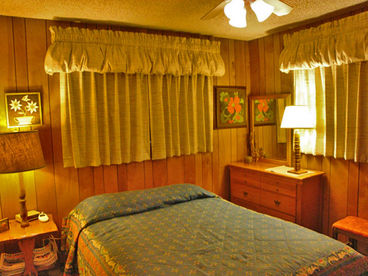 Donner Lake Lodging queen bedroom