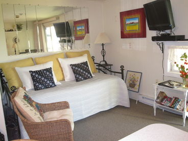 Living area with daybed