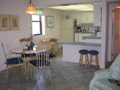 Full Kitchen & Dining Area