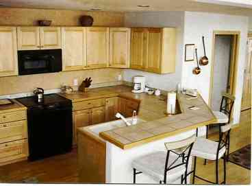 Kitchen with breakfast bar