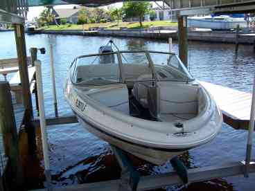 Like New 19' BAYLINER RUNABOUT BOAT ****seats  6 people comfortably **Additional rental fee***contact owner to get quote***