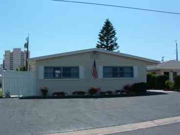 Quiet, well kept neighborhood
Just 1 block from the beach