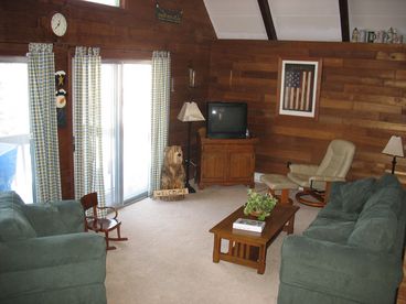 This room truely gives you a mountain feel with it cedar wood walls and catheral ceilings. Enjoy the view from the sliding doors or go out onto one of the 2 decks.