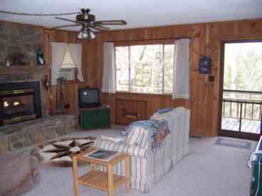 4 BDRM/2 Fireplace/Large Porch Mountain View Home