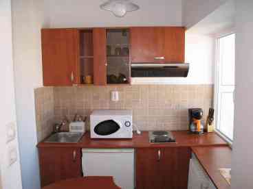 Fully equipped american style kitchen: coffee maker, microwave oven, fridge, stove, plates, glasses, silverware, etc.