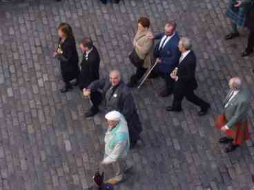 Sean Connery  outside the apartment. Looks like its thumbs up. Thanks Sean.