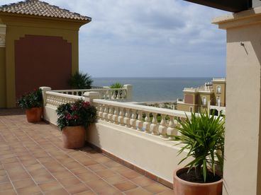 The first thing you see in the lounge is the Ocean! Breathtaking. Deslumbrate in Spanish!