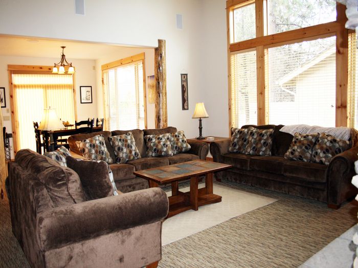 View Luxurious and Large Sunriver Rental