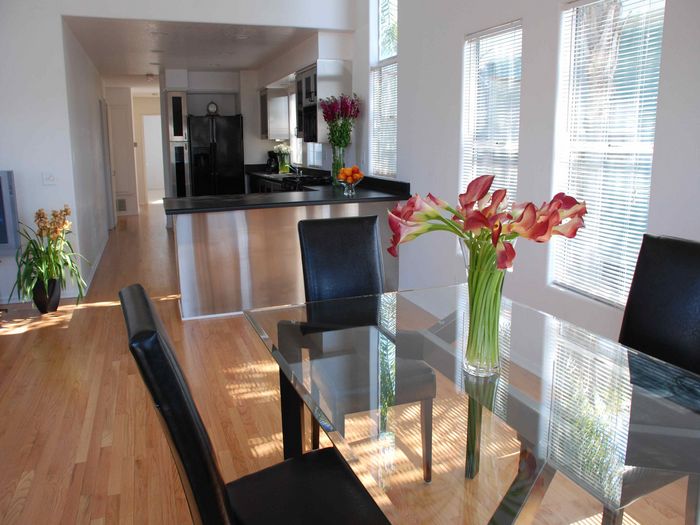 View Huge Spacious Condo 12 Block to