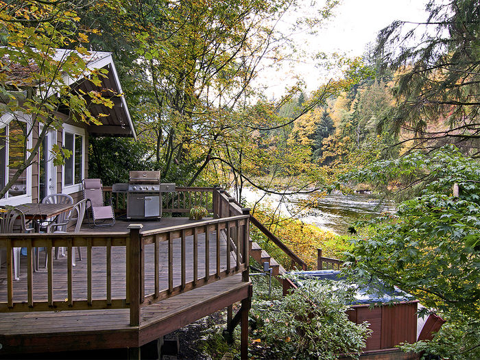 View River Rock Cottage Riverfront