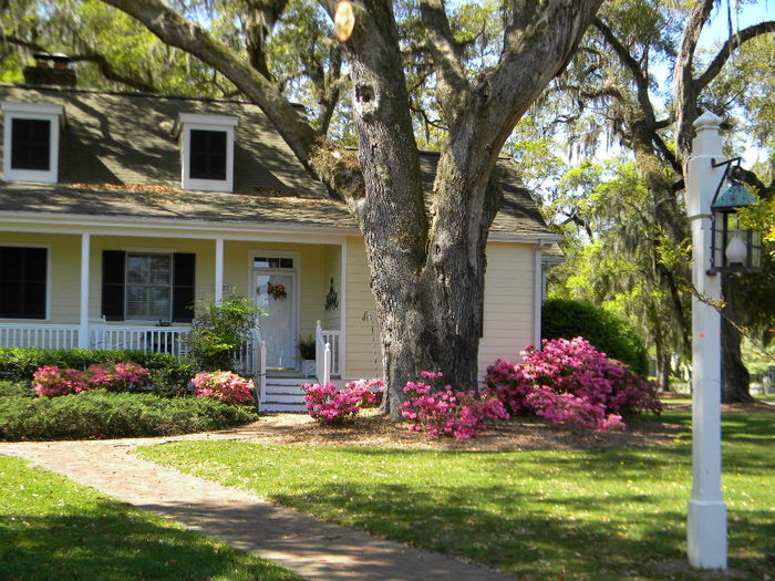 View Cozy 2 BR Cottage w Amenities 