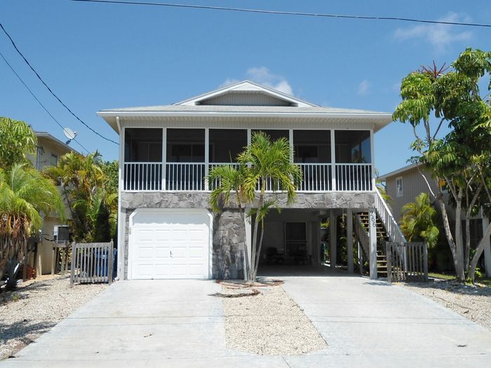 View 2 Bed 2 Bath Beach Home with Jacuzzi