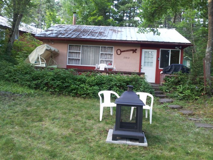 View Twin Lakes Charming Cabin