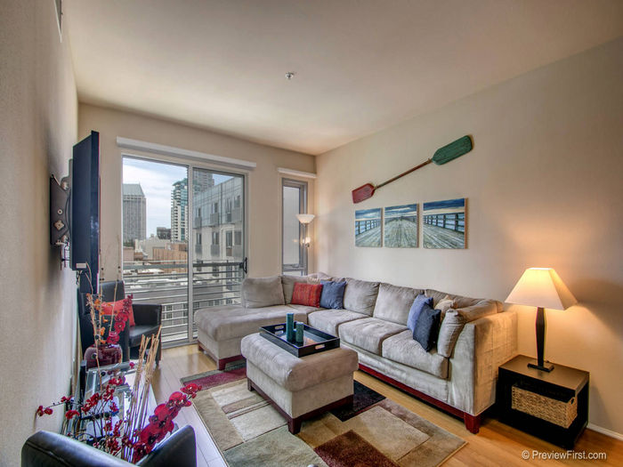 View Spacious Gaslamp Condo with Views